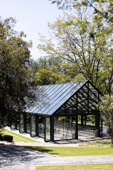 Espacio cubierto de Jardín Madrigal rodeado de vegetación