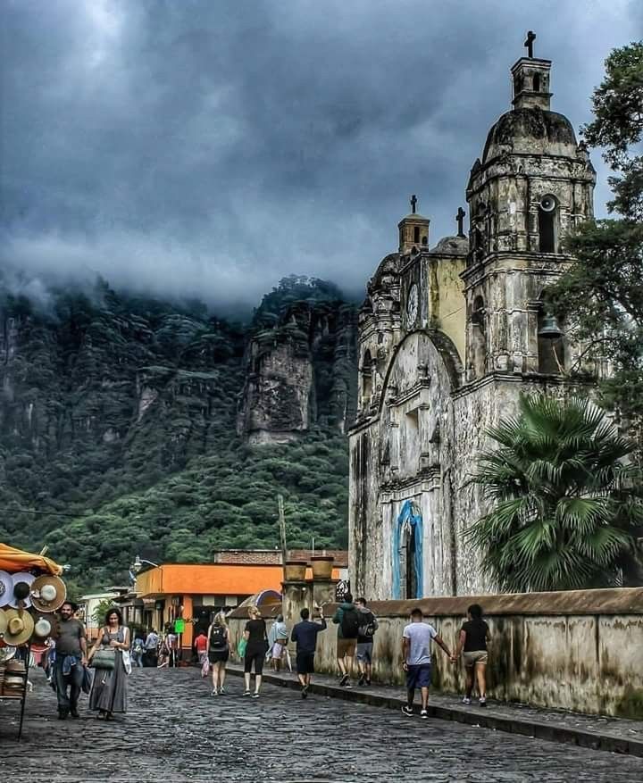 Iglesia y paisaje de Tepoztlán